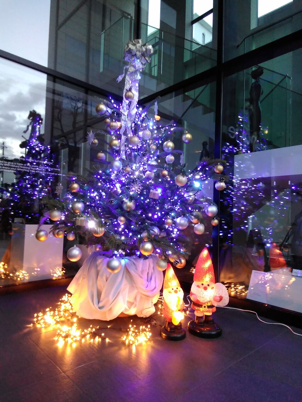 青く煌めくクリスマスツリー