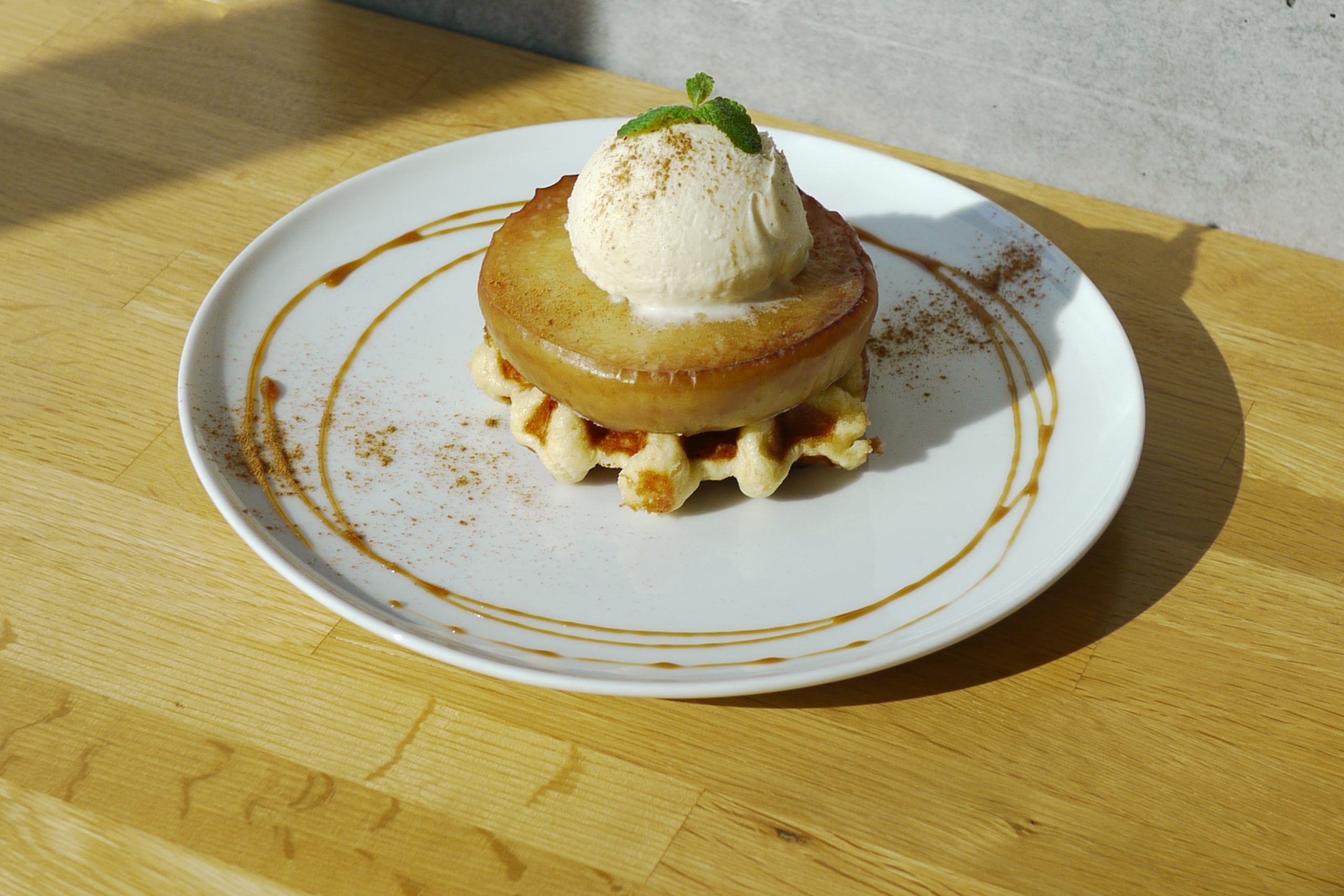 リエージュワッフルに焼きりんご